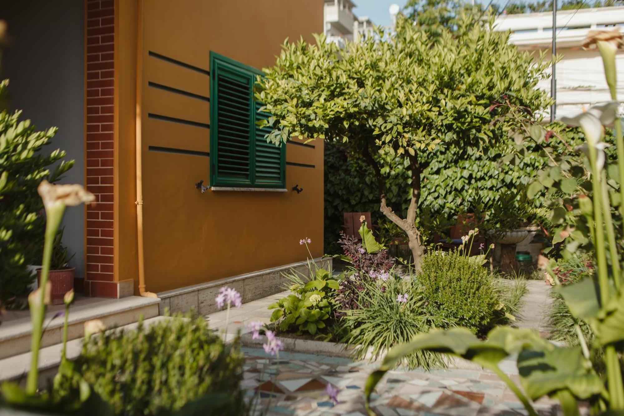 Rare Durres Apartment With Private Parking & Garden المظهر الخارجي الصورة